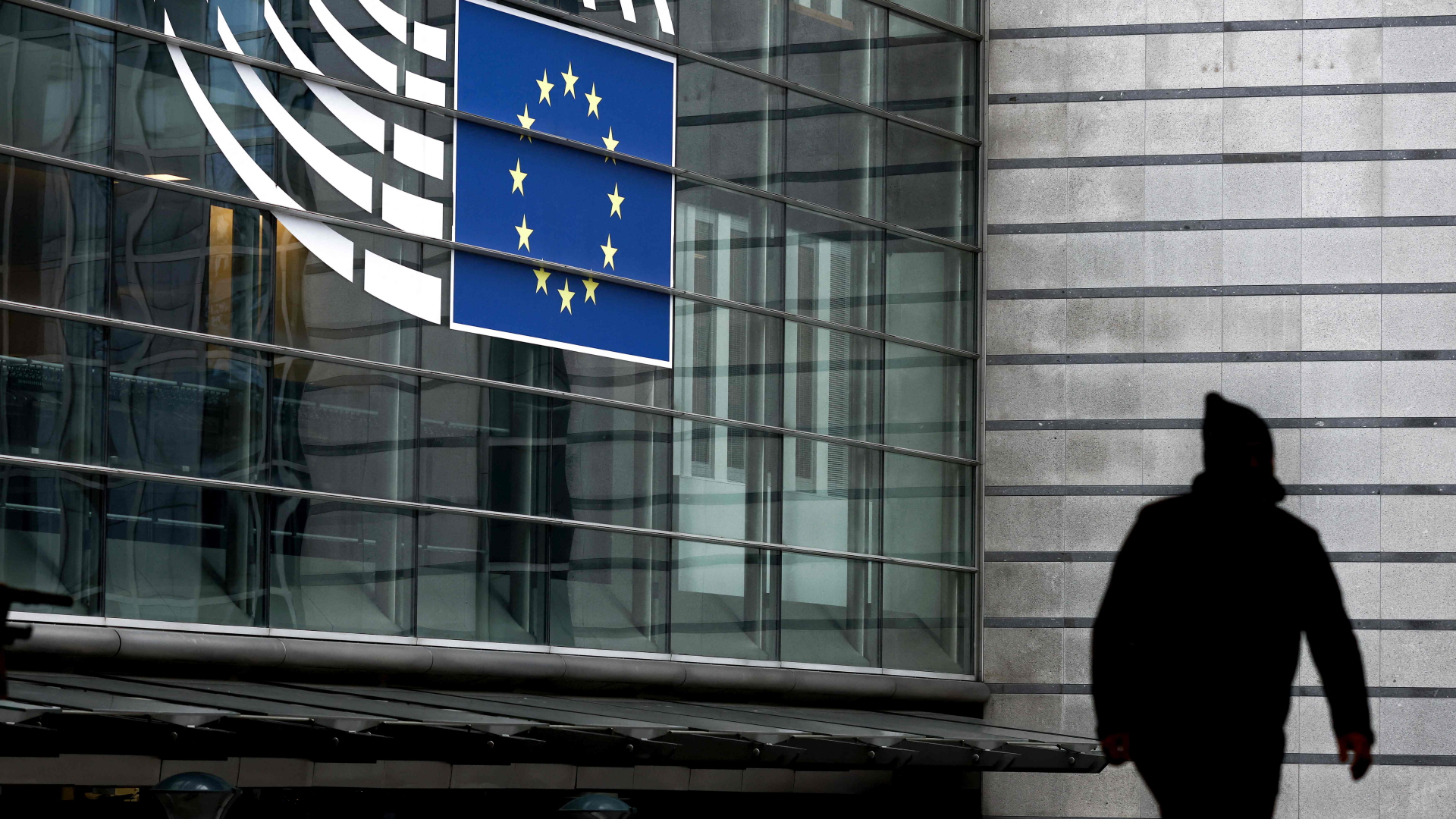 Ein Mann läuft an dem Eingang des EU-Parlaments in Brüssel vorbei. | AFP