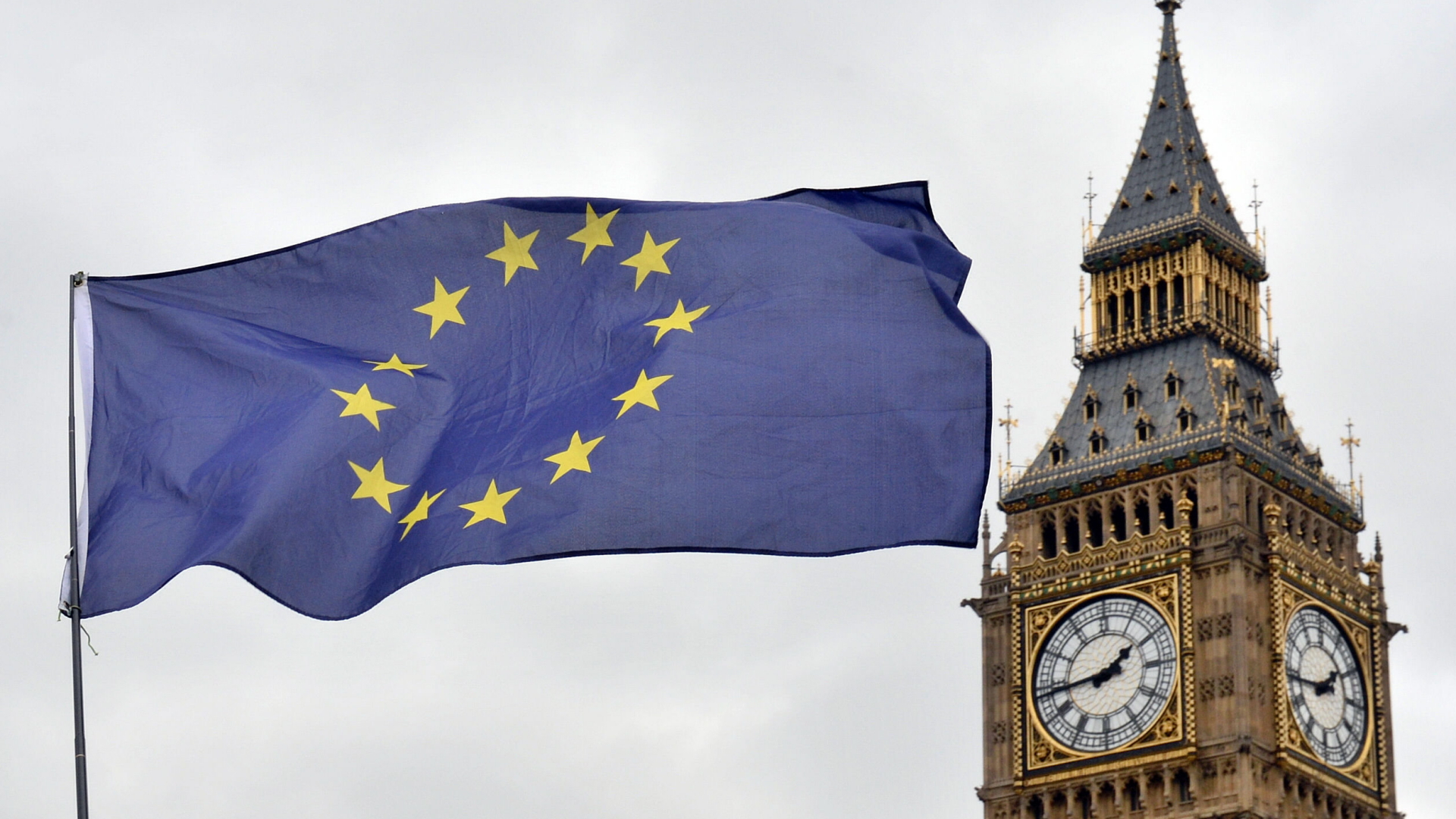 Die Flagge der EU vor dem britischen Parlament in London