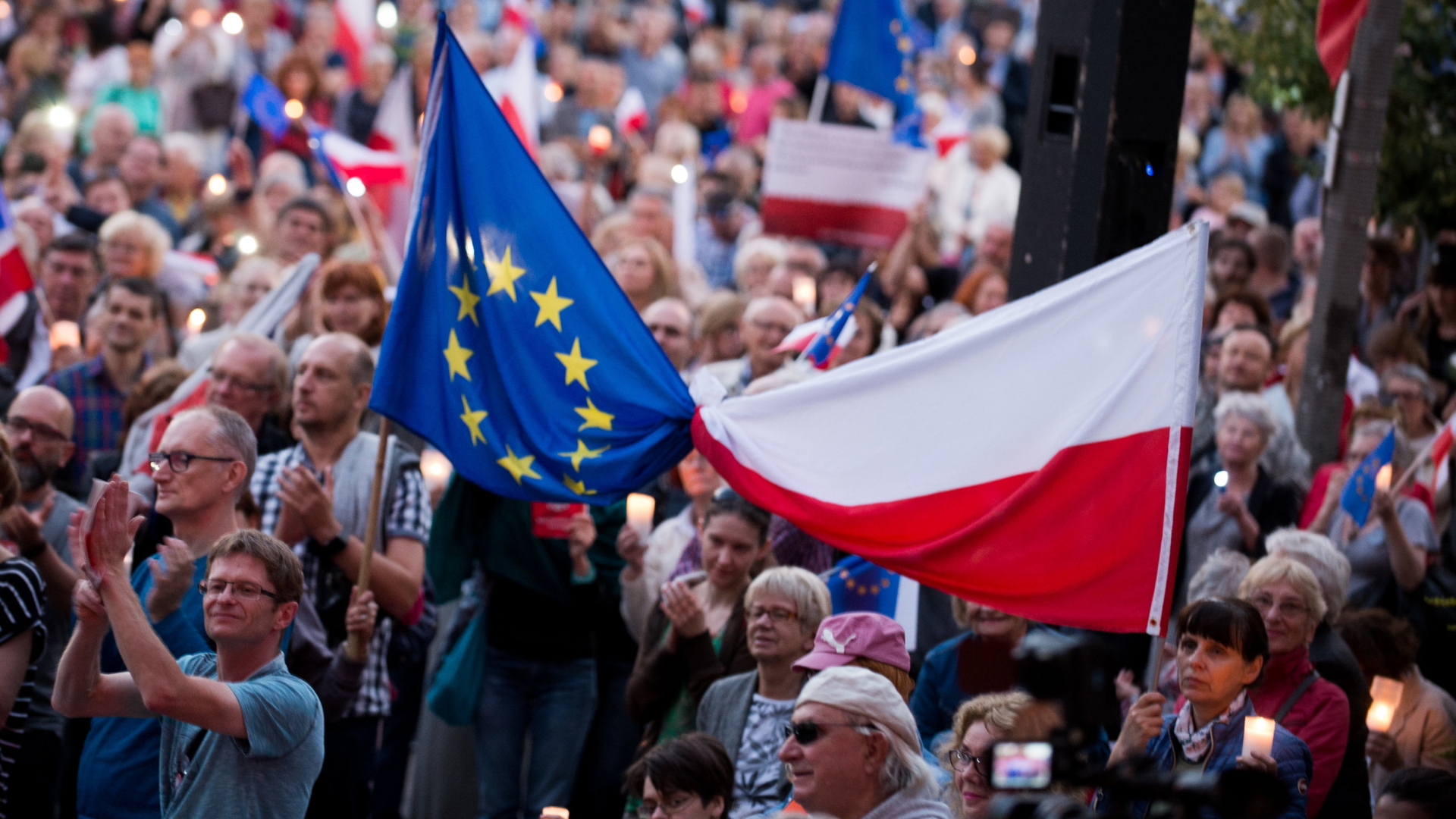 Eine pro-europäische Demonstrantin bei Protesten gegen die Gesetzgebung der PiS in Warschau
