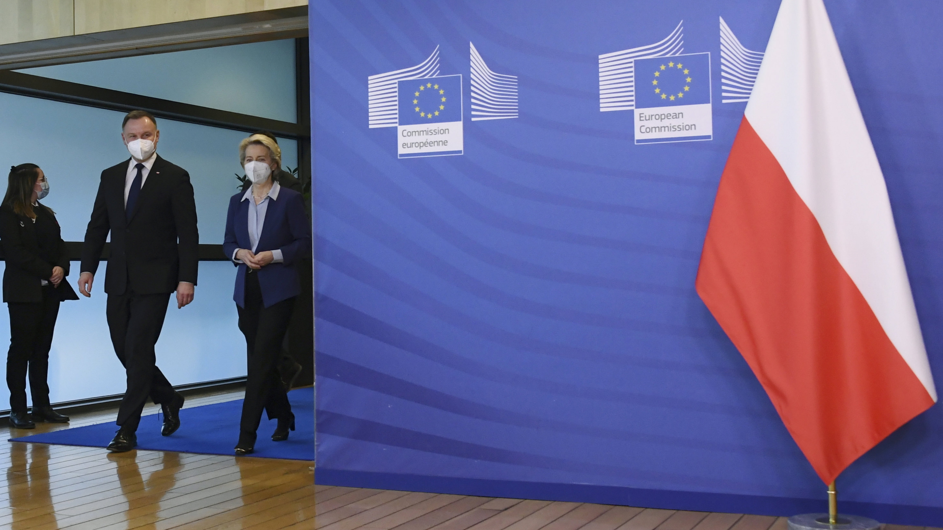 Polens Ministerpräsident Duda und EU-Kommissionspräsidentin Von der Leyen bei einem Pressetermin in Brüssel. | AP