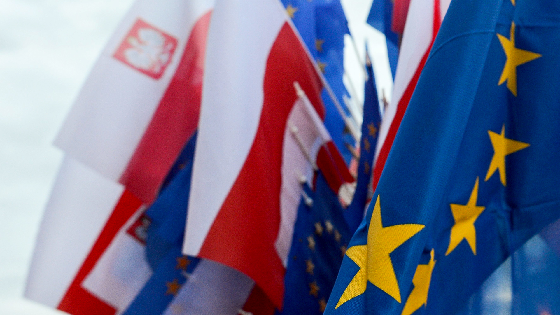 Die EU Flagge neben der polnischen | Bildquelle: picture alliance / NurPhoto
