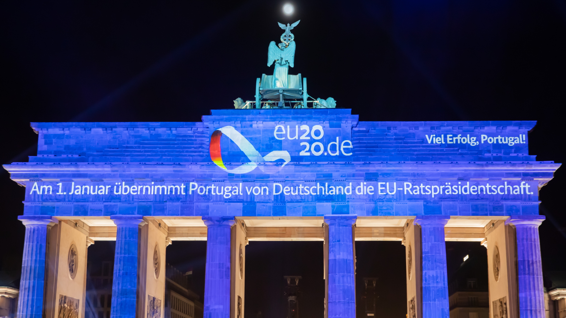 Ankündigung der portugiesischen Ratspräsidentschaft auf dem Brandenburger Tor| Bildquelle: dpa