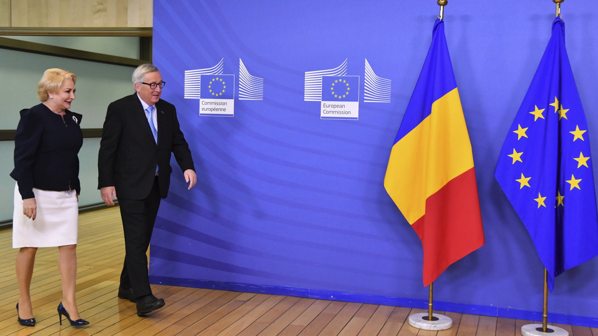 Jean-Claude Juncker, Präsident der EU-Kommission, und Viorica Dancila, Ministerpräsidentin von Rumänien, kommen zu einem Treffen.
