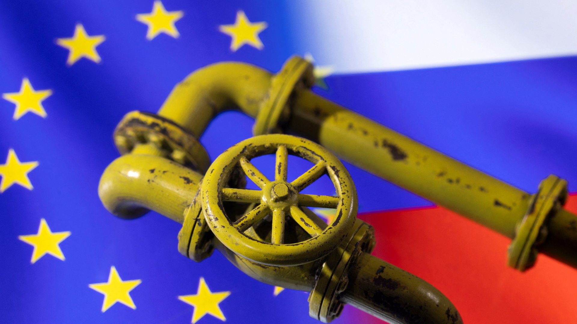 Das Ventil einer Erdgasleitung ist vor den Flaggen der EU und Russlands dargestellt. | REUTERS