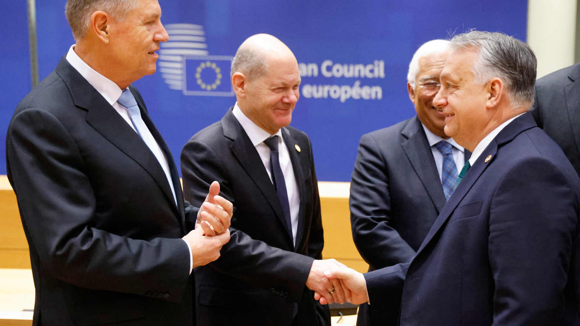 Bundeskanzler Olaf Scholz (Mitte) schüttelt Ungarns Regierungschef Viktor Orban beim EU-Sondergipfel in Brüssel die Hand.