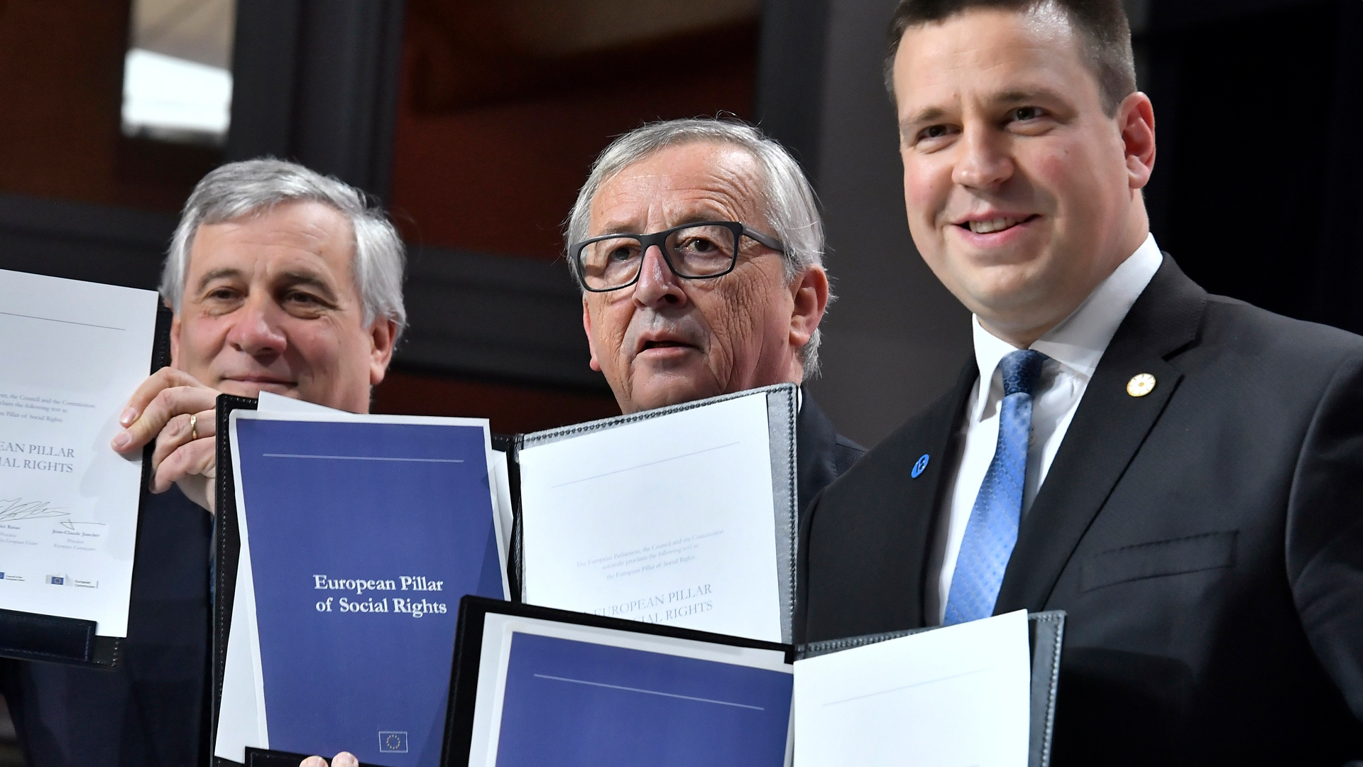Mit den unterzeichneten Erklärungen für eine «"Säule sozialer Rechte" stehen EU-Parlamentspräsident Antonio Tajani (l-r), EU-Kommissionspräsident Jean-Claude Juncker und Estlands Ministerpräsident Jüri Ratas in Göteborg (Schweden) beim Sozialgipfel der EU-Staats- und Regierungschefs.  | dpa
