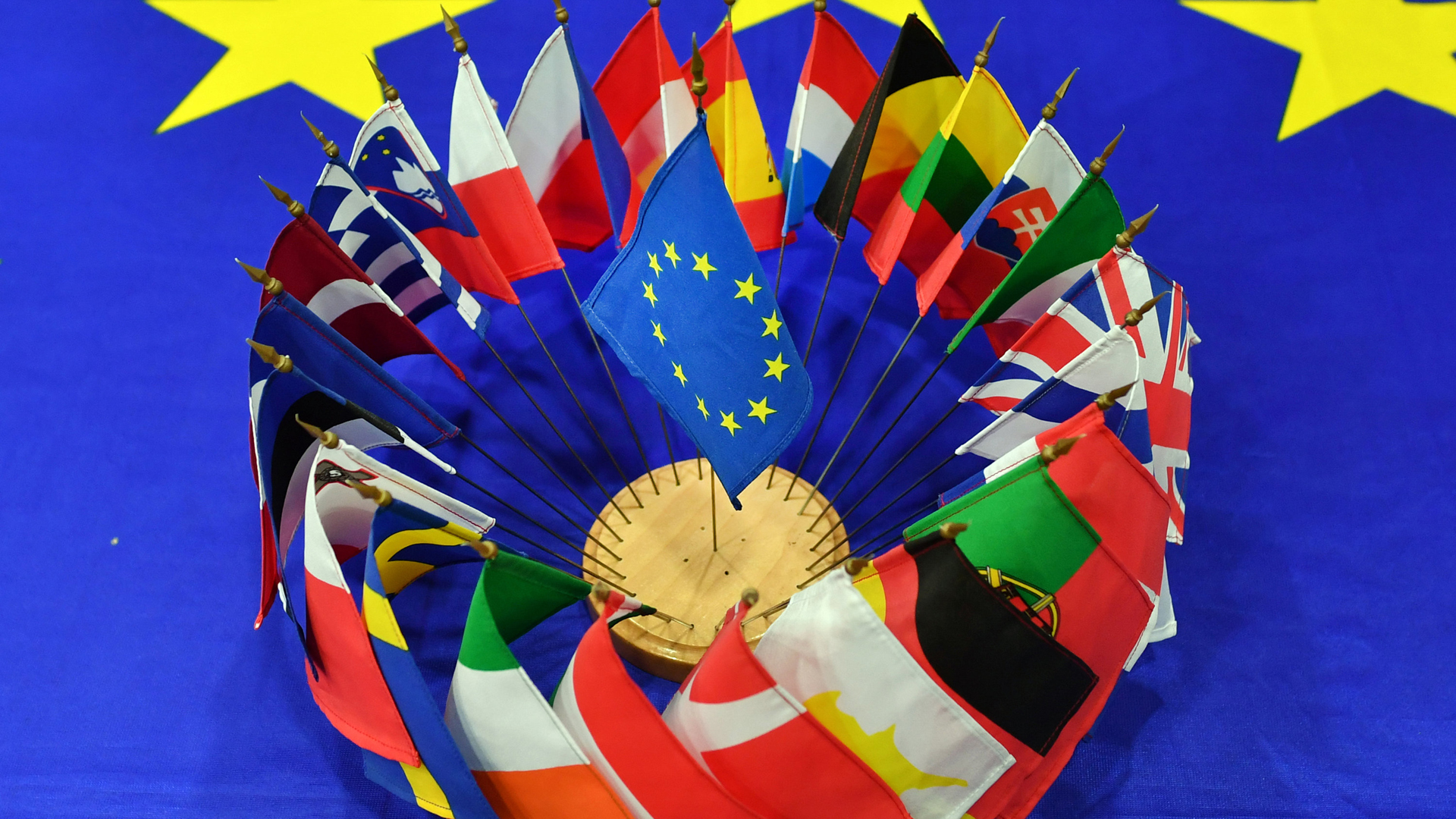 Fahnen der EU-Staaten gruppieren sich rund um eine EU-Flagge | dpa