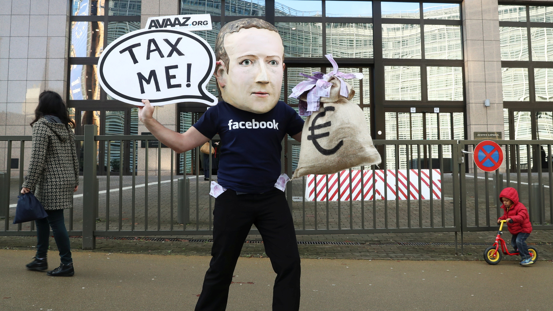 Ein Aktivist demonstriert als Facebook-Chef Mark Zuckerberg verkleidet in Brüssel (Archivbild). | Bildquelle: REUTERS