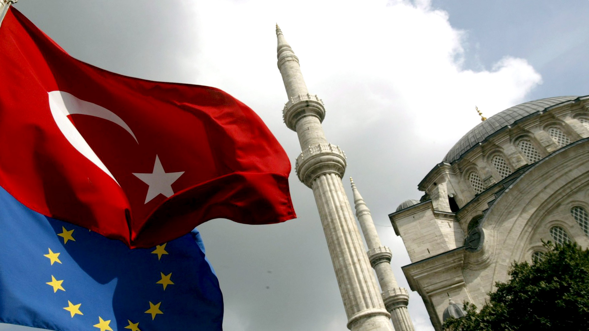 Fahnen der EU und der Türkei wehen vor einer Moschee in Istanbul