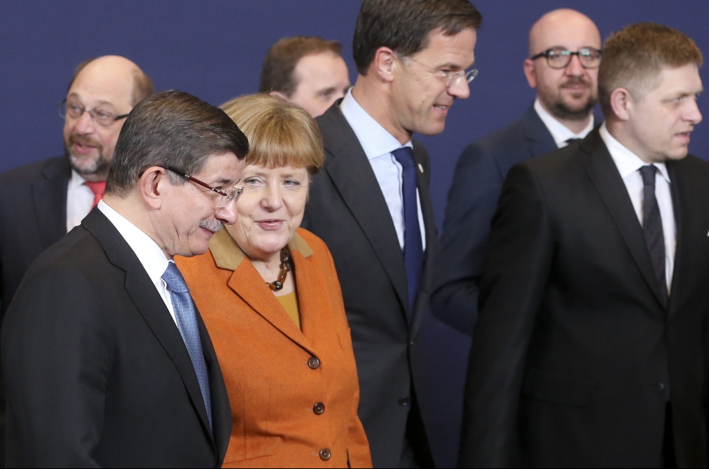 Davutoglu und Merkel neben den anderen Gipfelteilnehmern