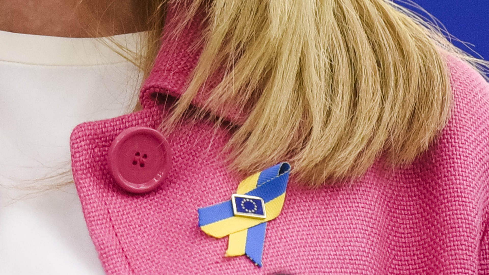 Ein EU-Anstecker mit einer Schleife der ukrainischen Nationalflagge am Blazer von EU-Parlamentspräsidentin Roberta Metsola. | AP