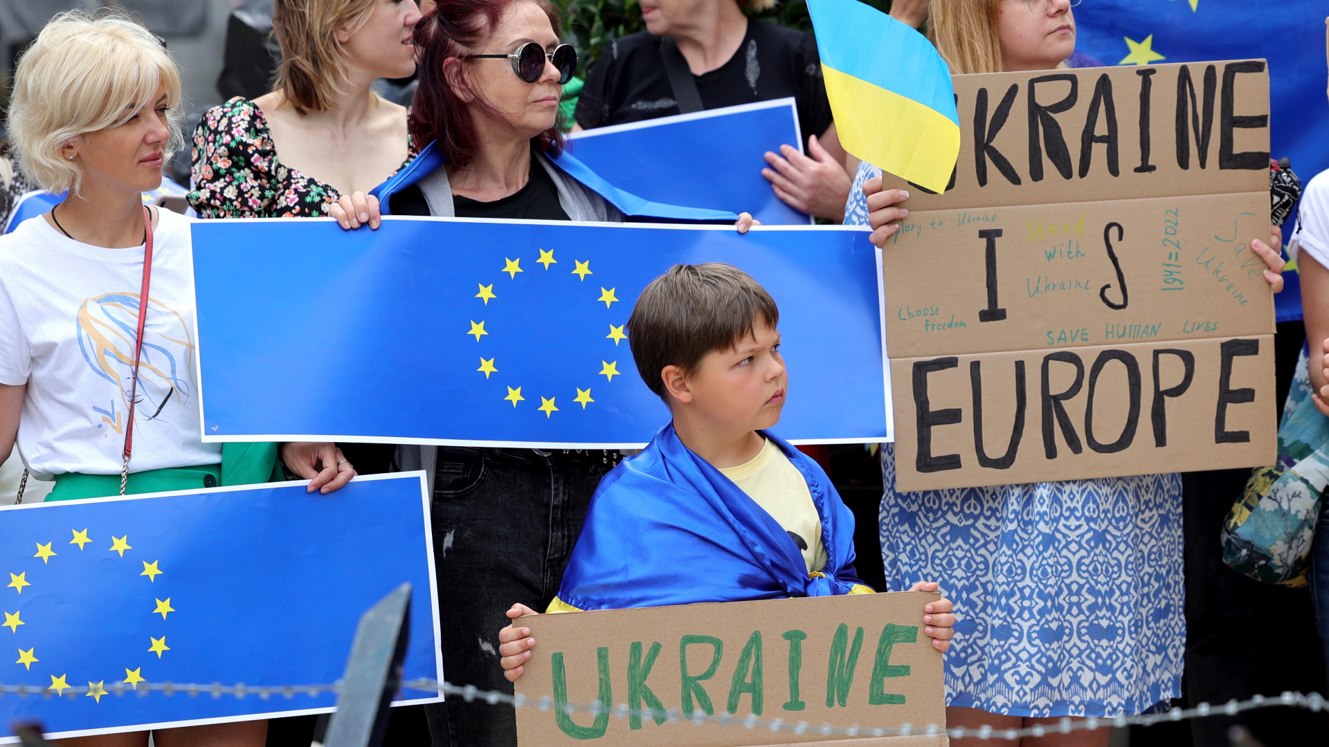 Demonstranten, die die Ukraine unterstützen, stehen mit Schildern und EU-Fahnen während einer Demonstration vor dem EU-Gipfel. | dpa