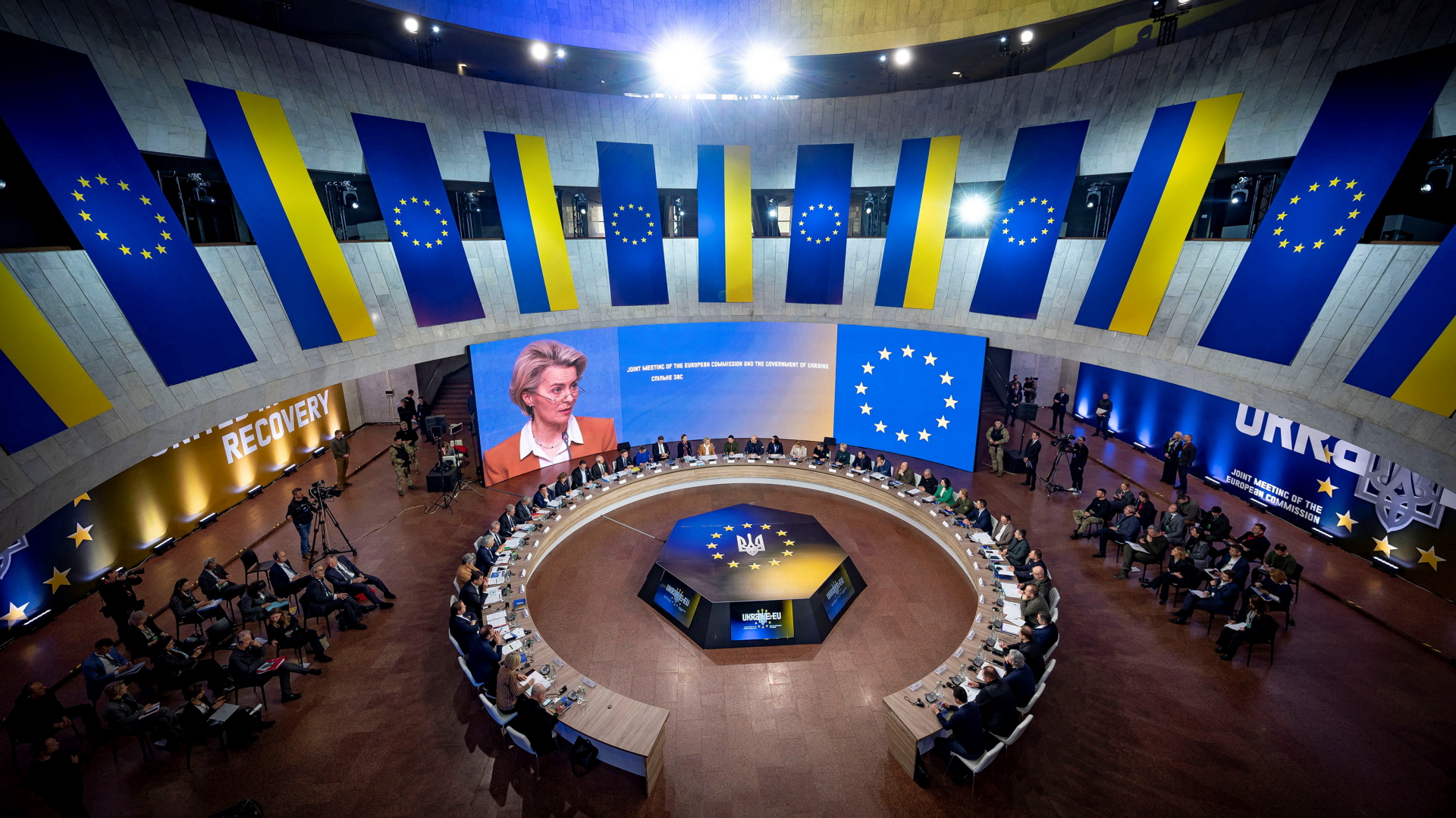 Teilnehmer des Treffens zwischen der EU-Kommission und der Ukraine in Kiew. | via REUTERS