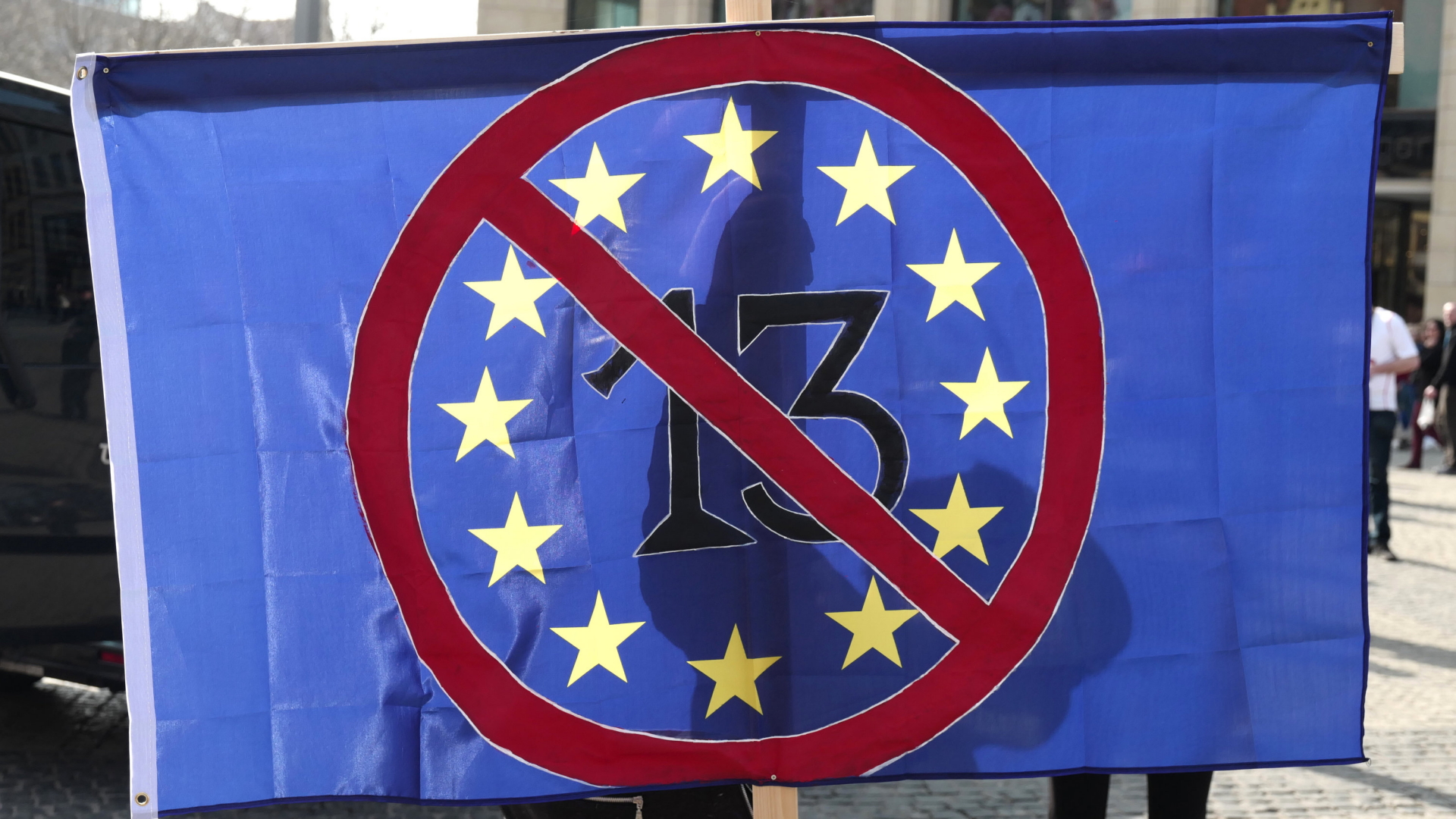 Symbolisch für den Protest gegen den Artikel 13 der EU-Urheberrechtsreform ist auf einer blauen Fahne eine 13 zu sehen, die durchgestrichen ist. | dpa