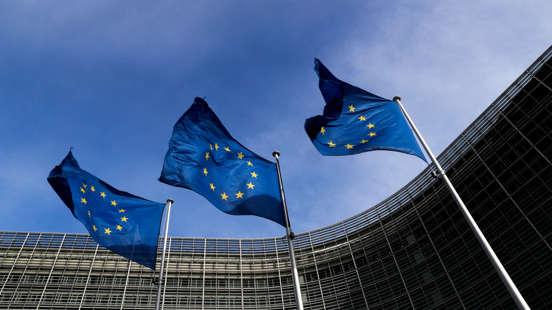 Flaggen der Europäischen Union stehen vor dem Sitz der EU-Kommission in Brüssel.