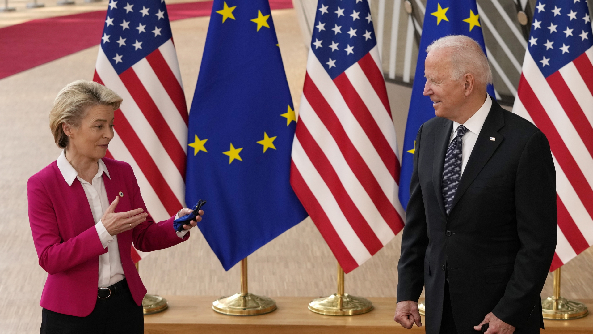 EU-Kommissionspräsidentin Ursula von der Leyen mit US-Präsident Joe Biden vor EU- und US-Flaggen