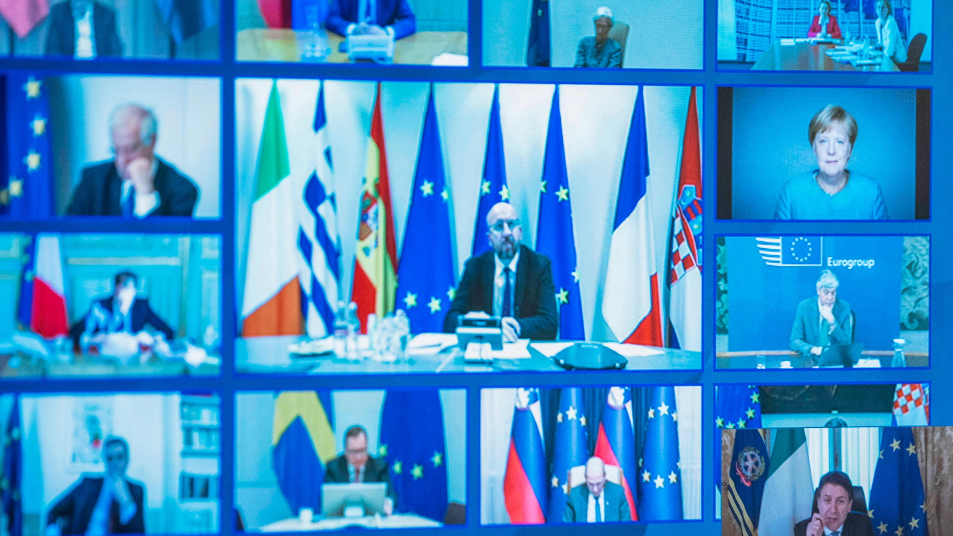 Blick auf einen Bildschirm, der die Videokonferenz der EU-Staats- und Regierungschefs zum Coronavirus zeigt | AFP