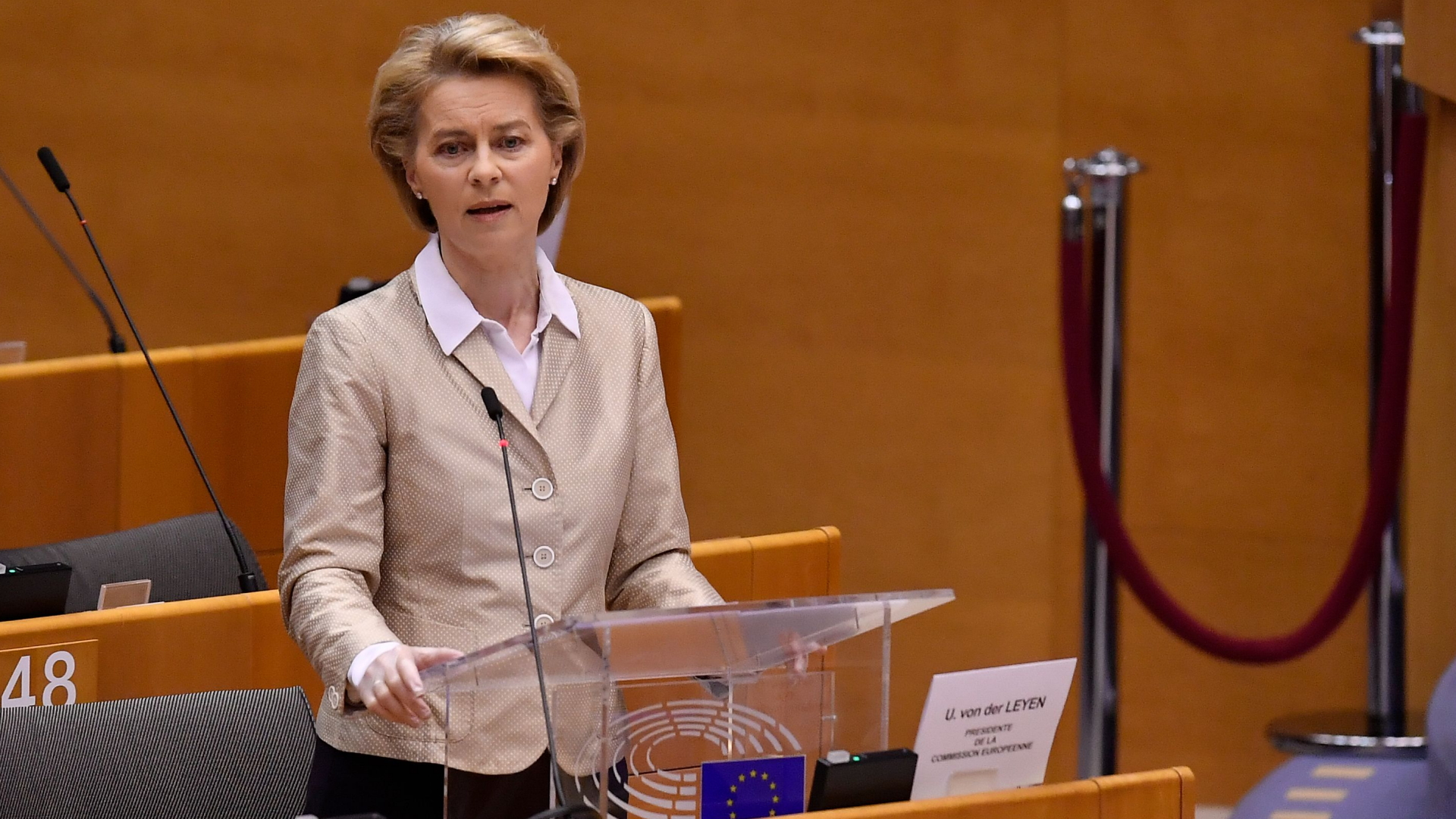 EU-Kommissionschefin Ursula von der Leyen spricht im nahezu leeren EU-Parlament zur Corona-Krise. | AFP