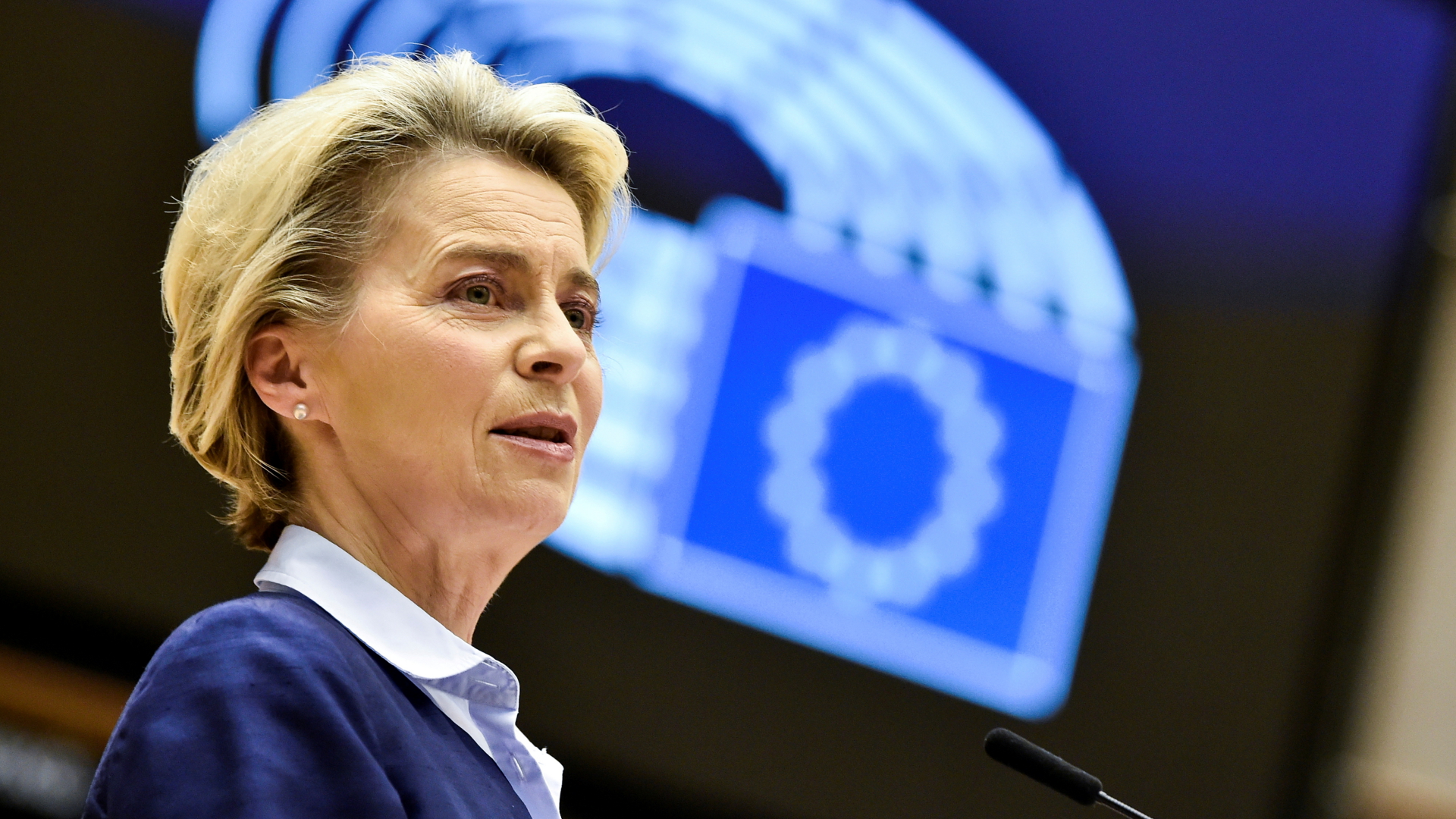 EU-Kommissionschefin Ursula von der Leyen spricht im April 2021 vor dem EU-Parlament. | REUTERS