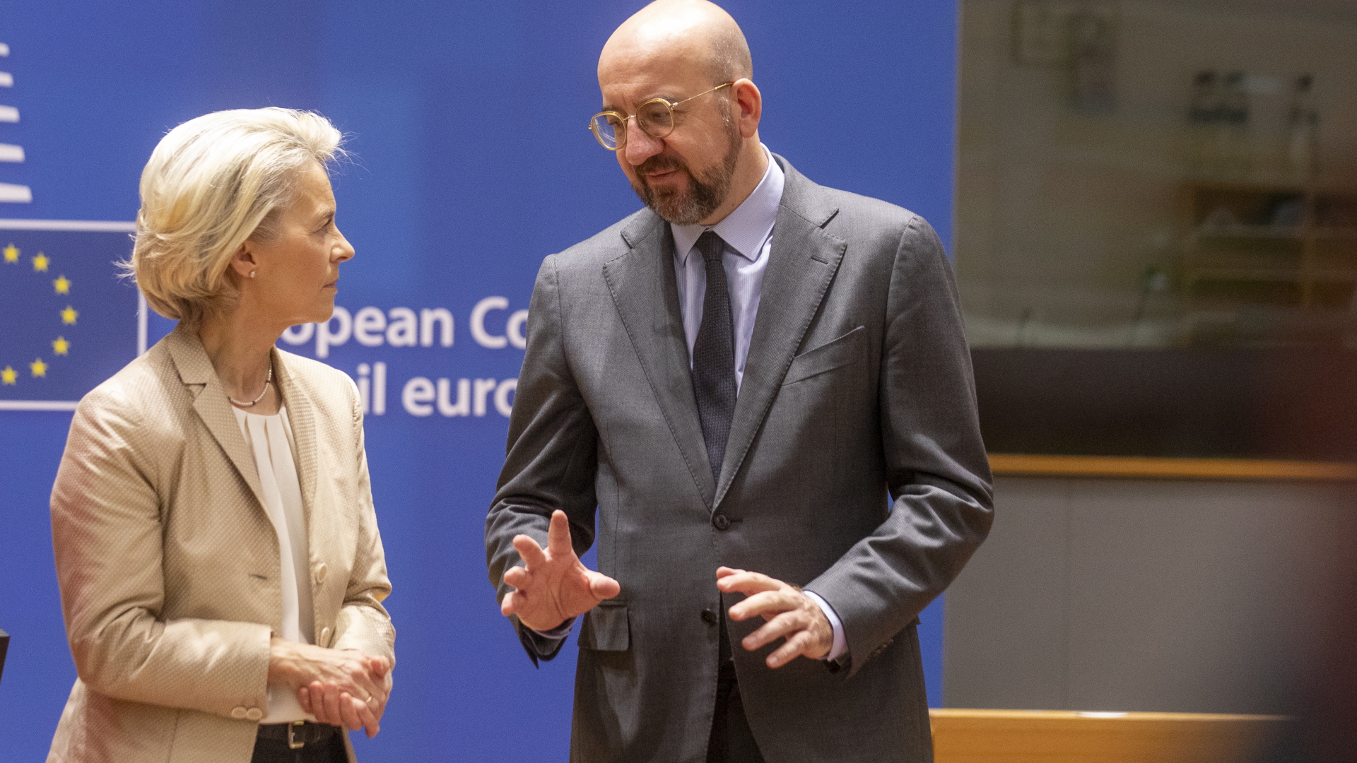 EU-Kommissionschefin Ursula von der Leyen im Gespräch mit EU-Ratspräsident Charles Michel.