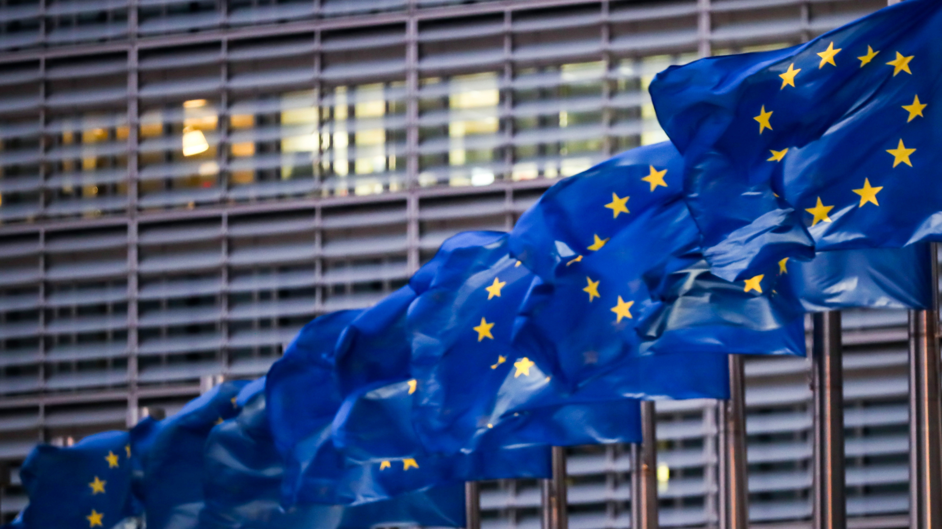 Europaflaggen wehen vor dem Sitz der EU-Kommission. | dpa