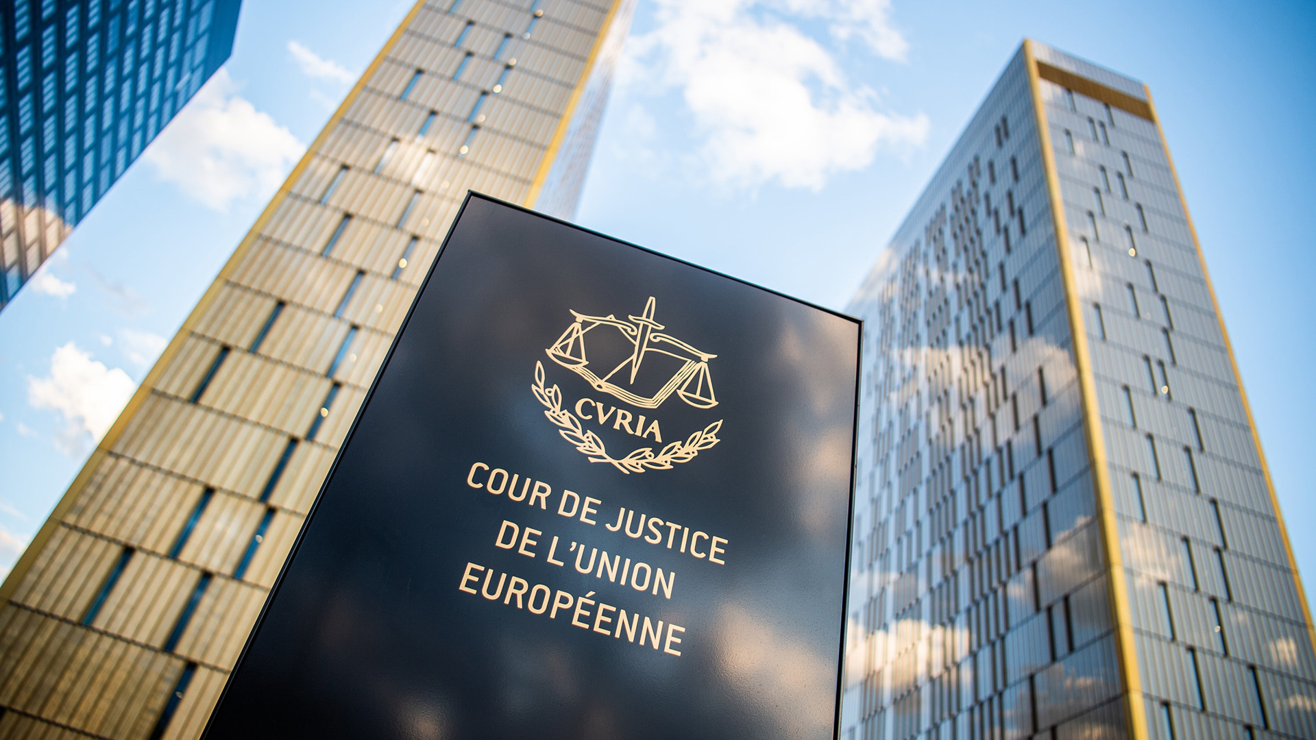 Ein Schild vor den Bürotürmen des Europäischen Gerichtshofs in Luxemburg | dpa