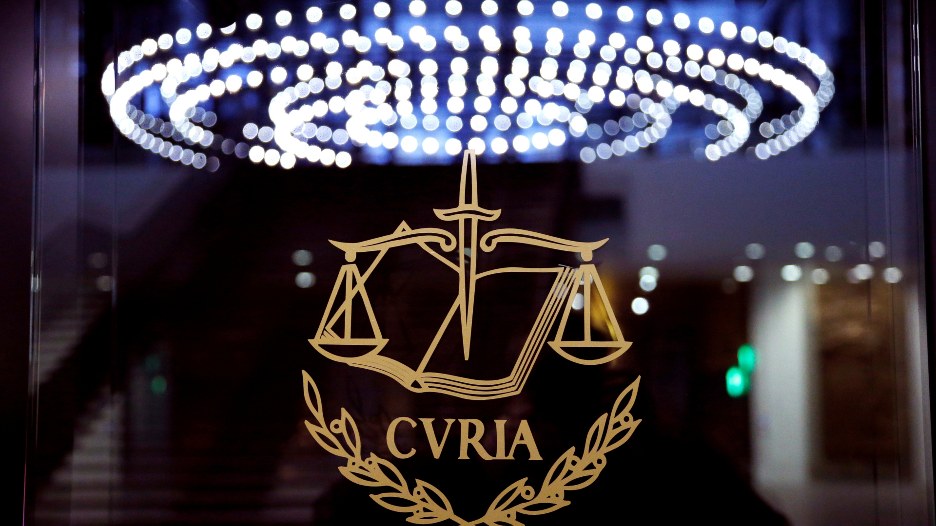Das Logo des EuGH unter einer Lampe am Gerichtsgebäude in Luxemburg | REUTERS