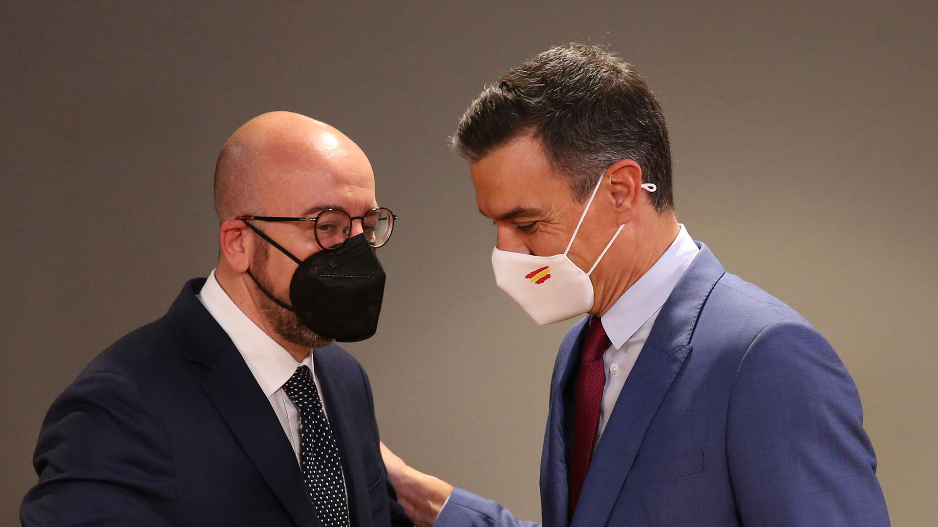 Charles Michel, Präsident des Europäischen Rats, begrüßt Pedro Sánchez, Ministerpräsident von Spanien