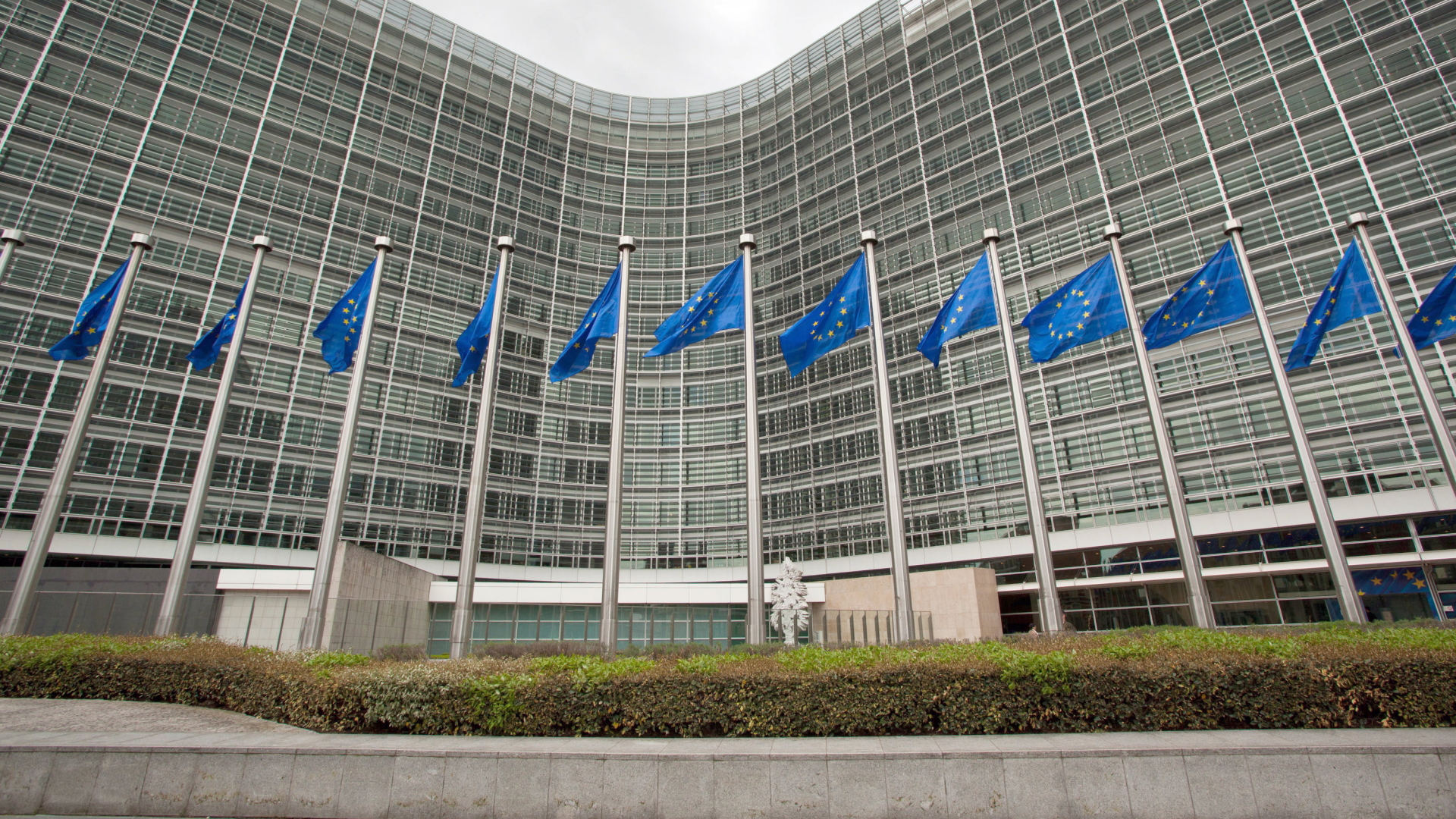  EU-Flaggen wehen vor dem Gebäude der Europäischen Kommission in Brüssel.
