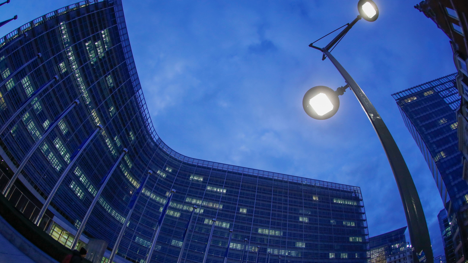 Das Gebäude der EU-Kommission im blauen Nachthimmel. | Bildquelle: OLIVIER HOSLET/EPA-EFE/REX