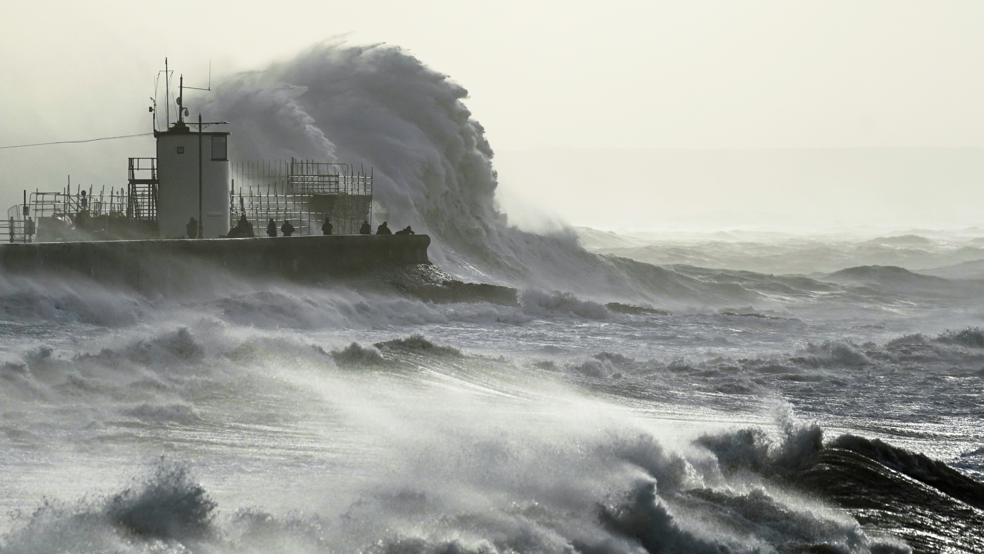 Wellen schlagen gegen den Deich in Porthcawl, Wales, während der Sturm "Eunice" auf die Südküste trifft. | dpa