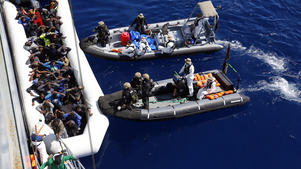 EU-Operation "Sophia": deutsche und finnische Soldaten retten Flüchtlinge im Mittelmeer