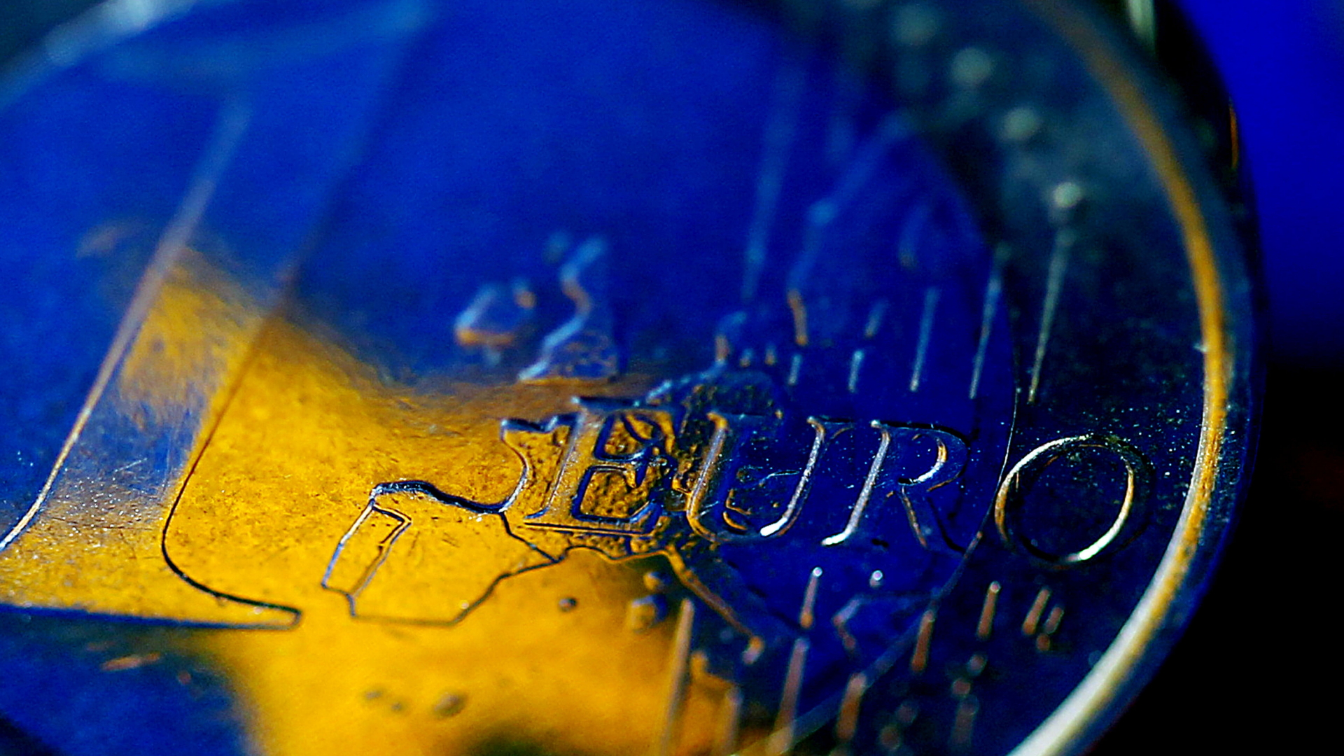 Eine Euro-Münze in den Farben Europas | dpa