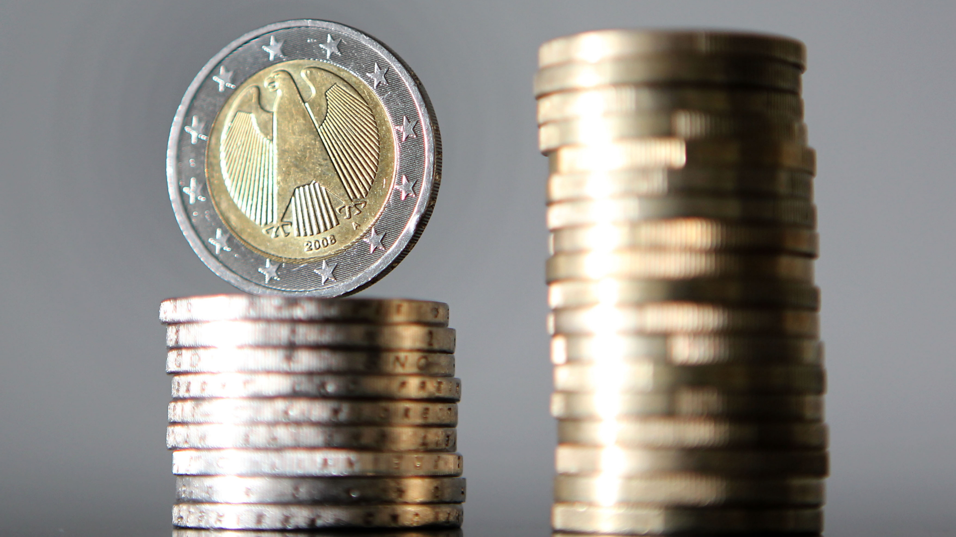Euro-Münzen sind übereinander gestapelt | Bildquelle: dpa