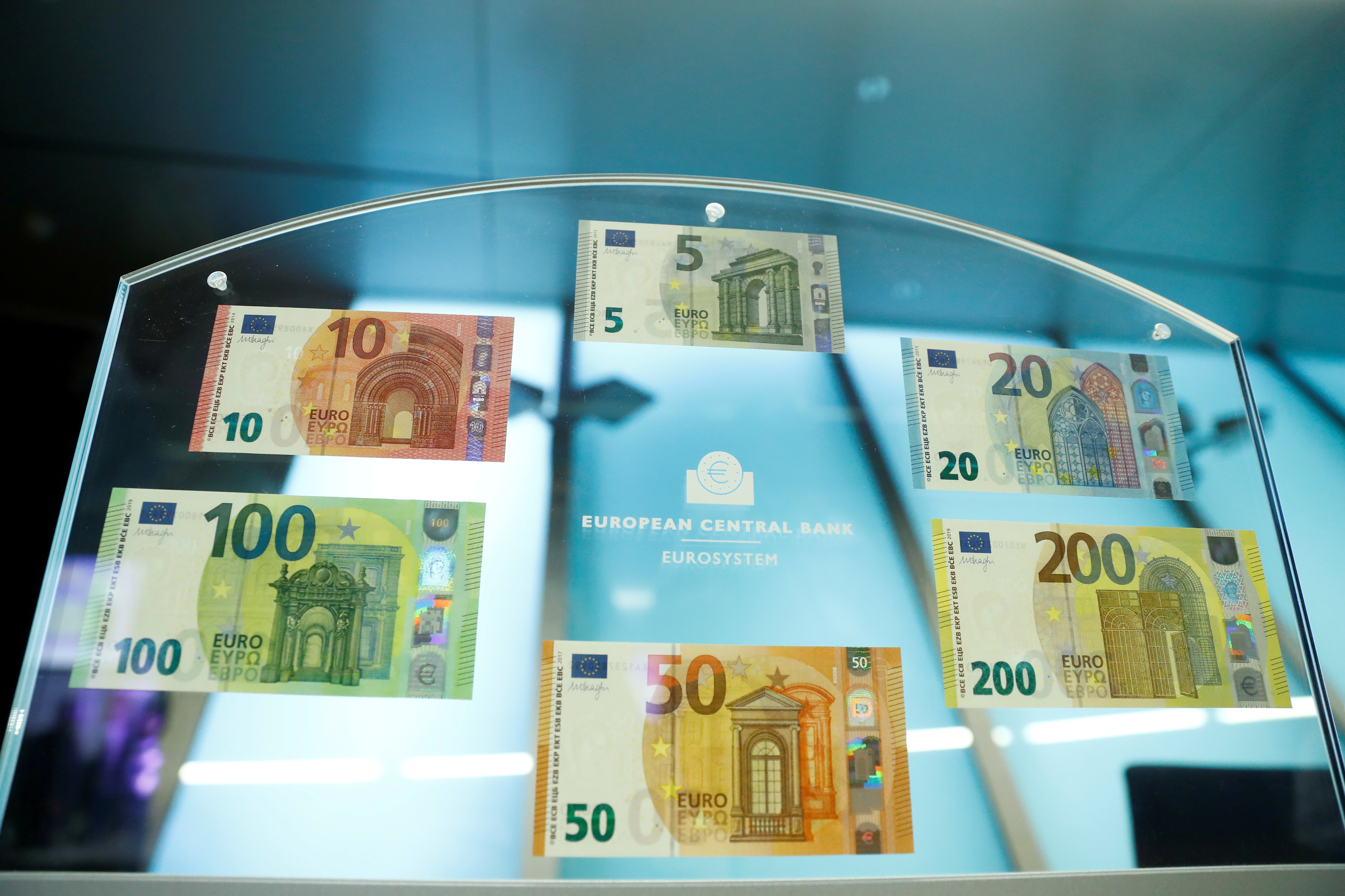 Die sechs aktuellen Euro-Geldscheintypen in einer Ausstellung der Europäischen Zentralbank | REUTERS