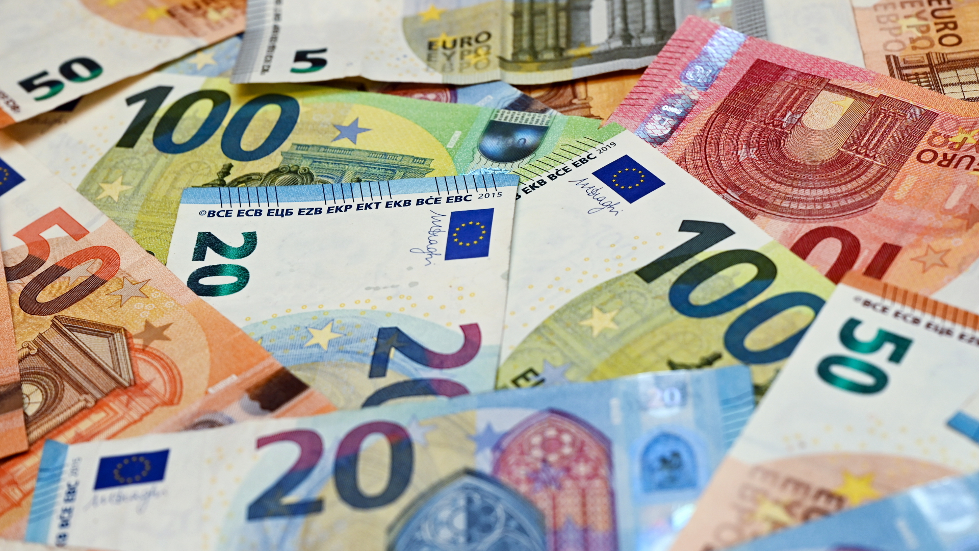 Verschiedene Euro-Banknoten liegen auf einem Tisch