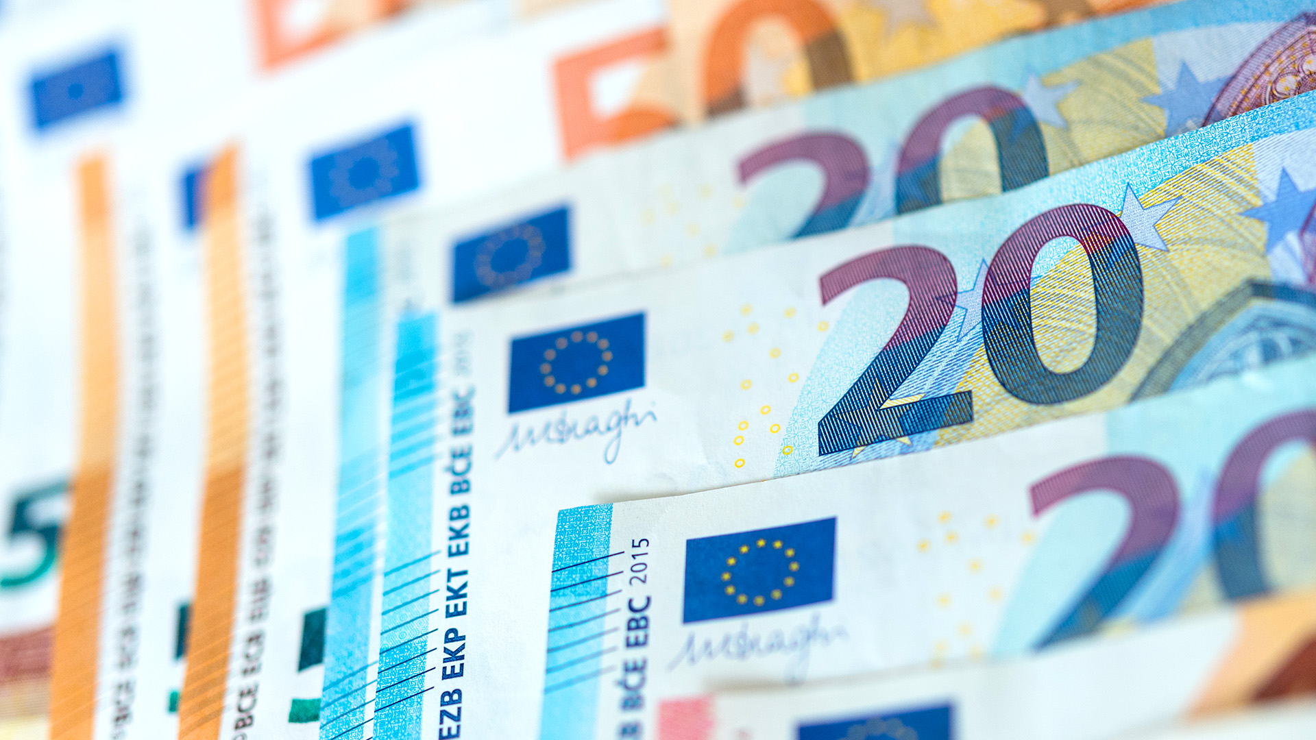 Euro-Banknoten liegen versetzt aufeinander
