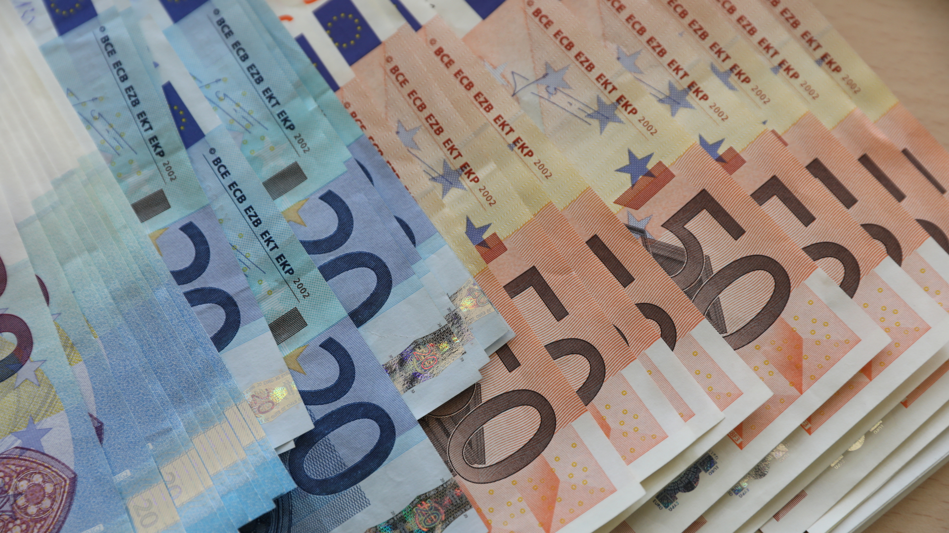 Mehrere 20- und 50-Euro-Geldscheine liegen aufeinander | dpa