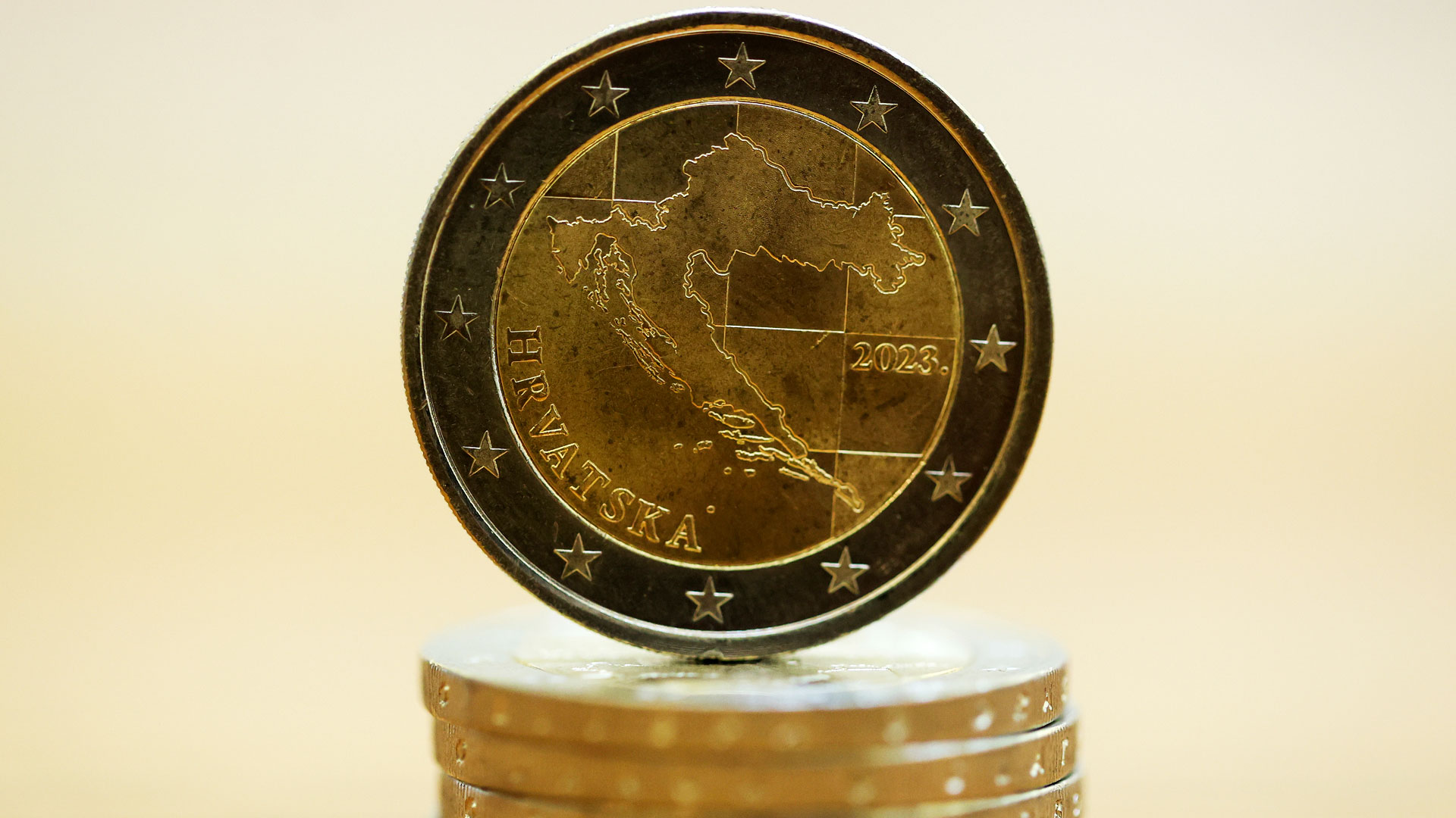 Die neue kroatische Euro-Münze mit der Karte des Landes. | picture alliance/dpa/AP