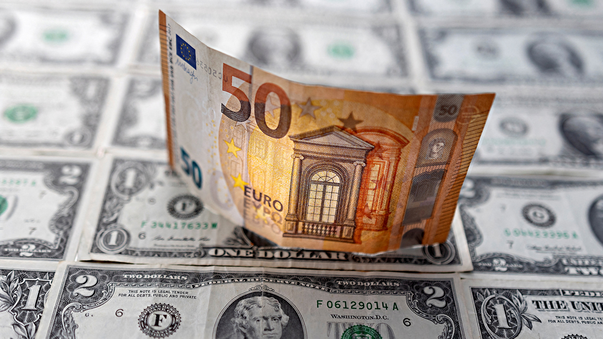 50-Euro-Schein steht auf verschiedenen Dollar-Banknoten | REUTERS