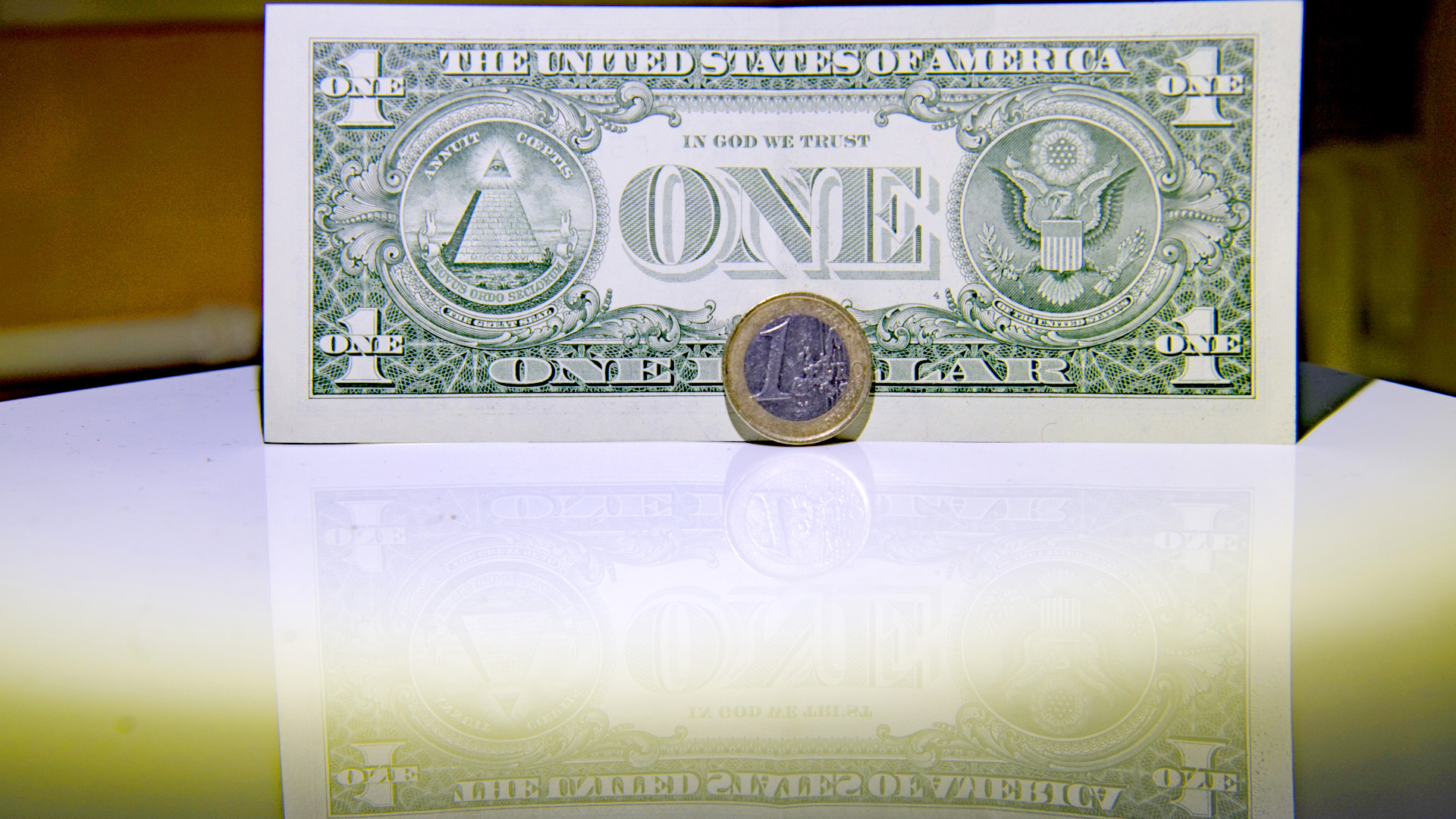 1-Euro-Münze vor einer 1-Dollar-Banknote | dpa
