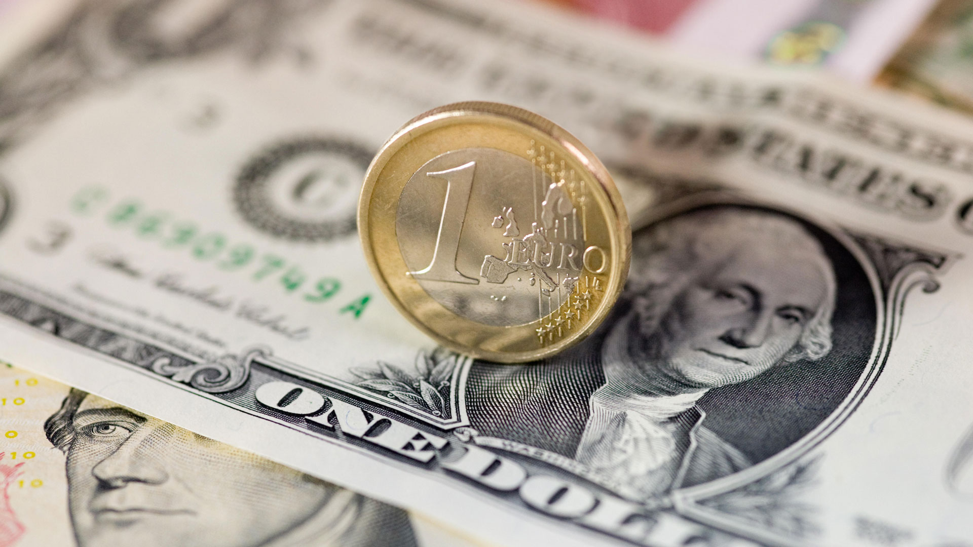 Euro Münze und Dollar Schein | picture alliance / agrarmotive
