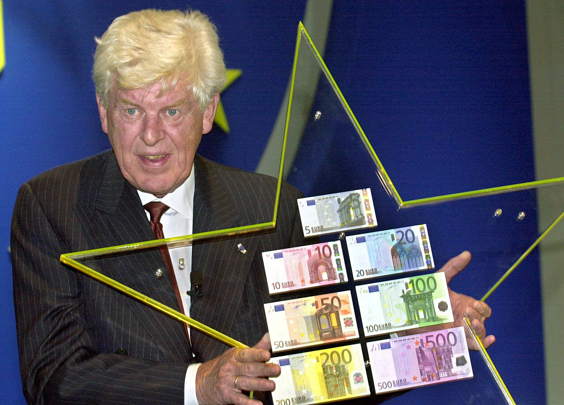 Der damalige EZB-Chef Wim Duisenberg zeigt die neuen Euro-Banknoten | picture alliance / Oliver Berg/dpa