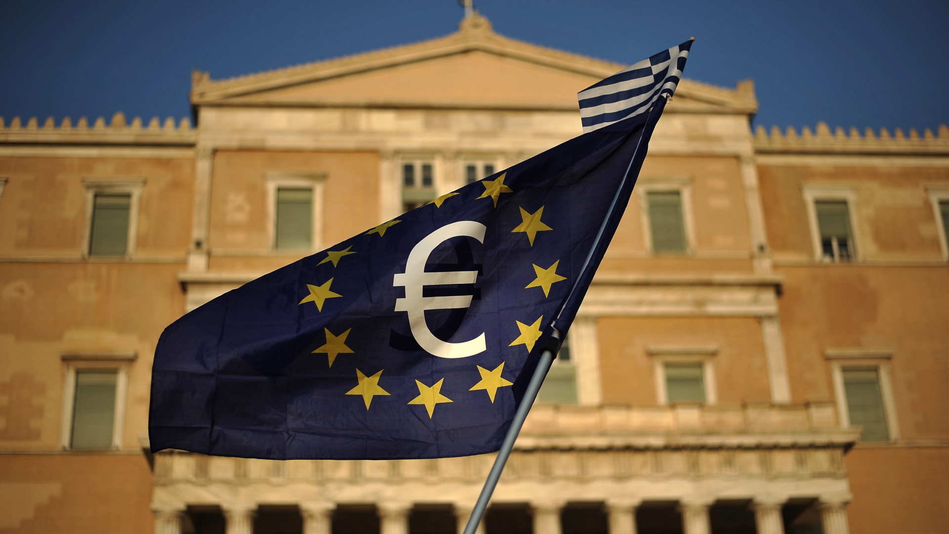 Eine zum Euro stilisierte EU-Flagge vor der griechischen Parlament in Athen | dpa