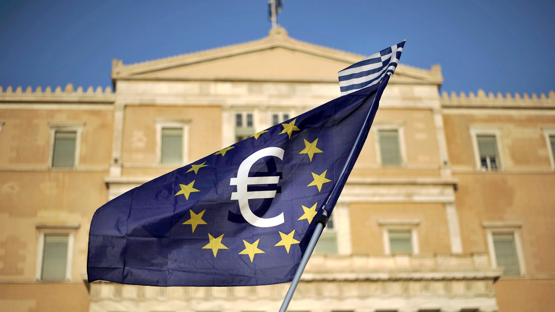 Eine Europaflagge mit Eurozeichen vor dem griechischen Parlament in Athen. | Bildquelle: dpa