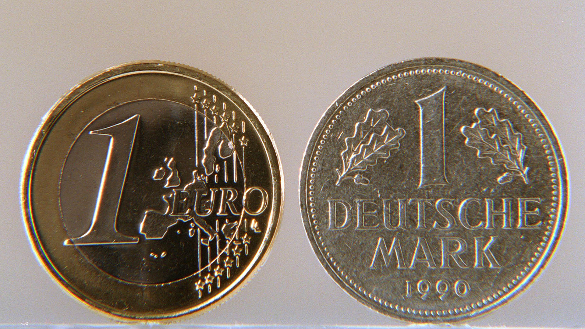 Eine D-Mark-Münze und eine Euro Münze .
