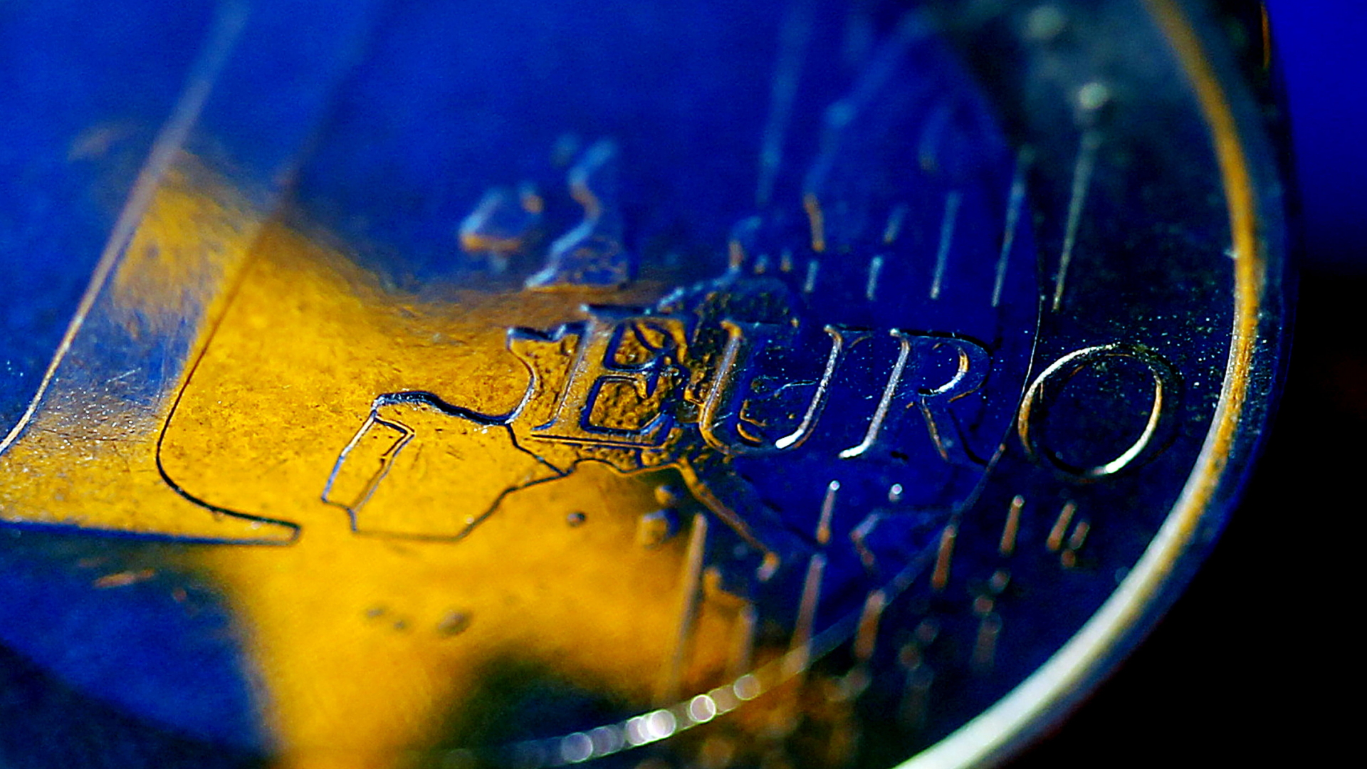 1-Euro-Münze, in der sich ein Stern aus der Europaflagge spiegelt | dpa