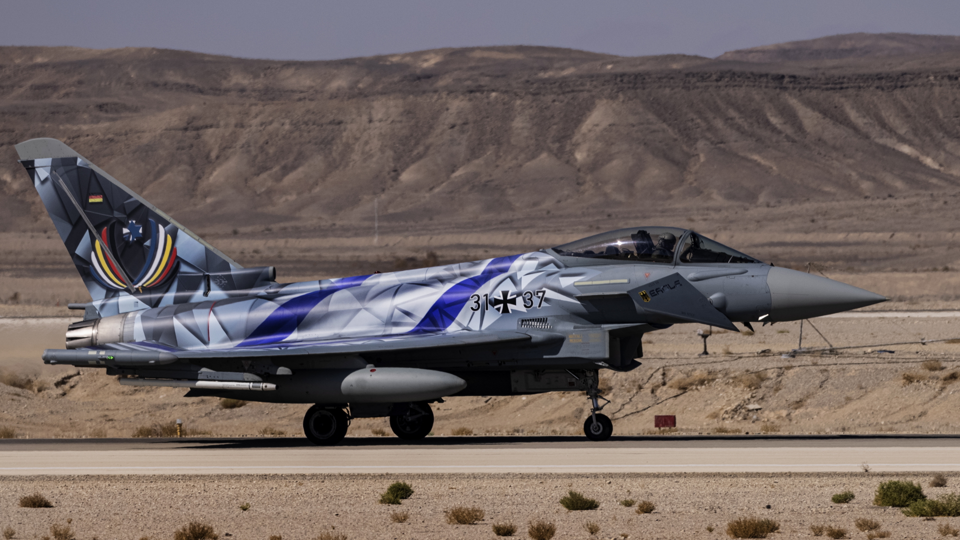 Ein mit der Flagge Israels und Deutschlands beklebter Eurofighter landet auf dem Stützpunkt Ovda in der Negev-Wüste (Israel) | dpa