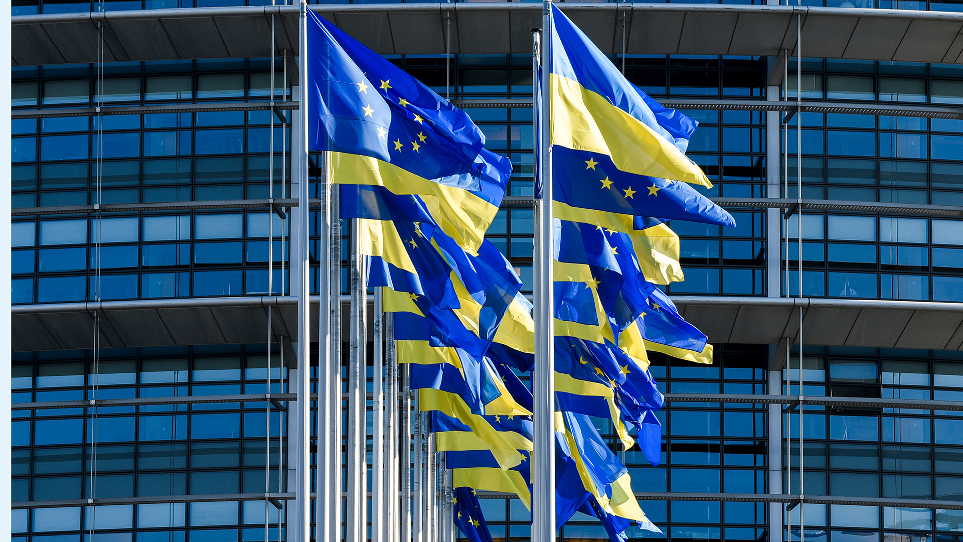Flaggen der Europäischen Union und der Ukraine. | dpa
