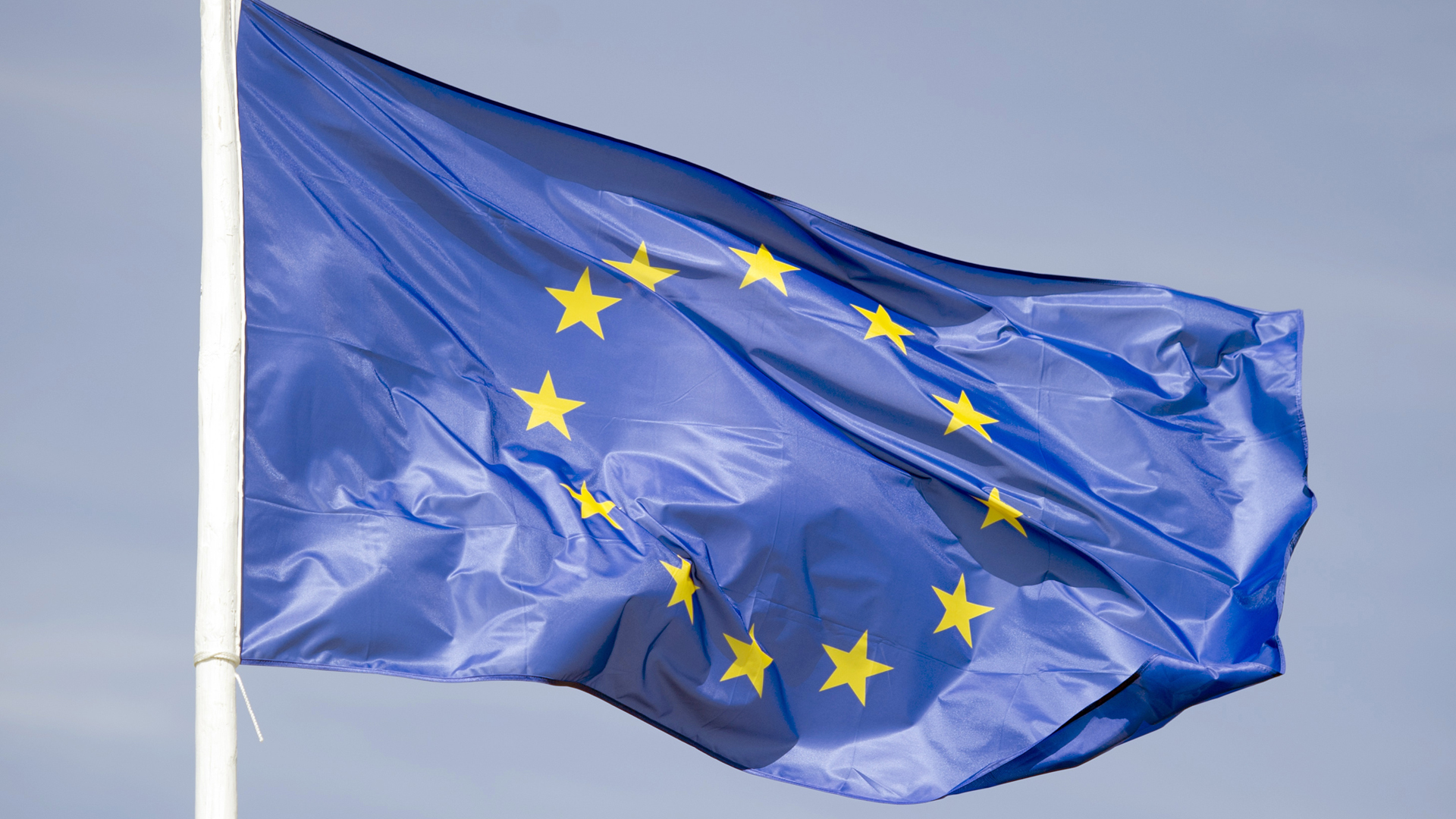 Eine Europaflagge weht im Wind | picture alliance/dpa/dpa-Zentral